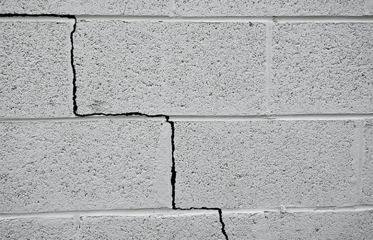 crack in concrete wall